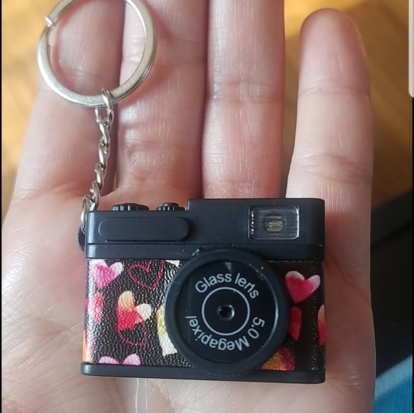 Heart Print Retro Digital Camera w/ Flash Keychain - Picture 9 of 12